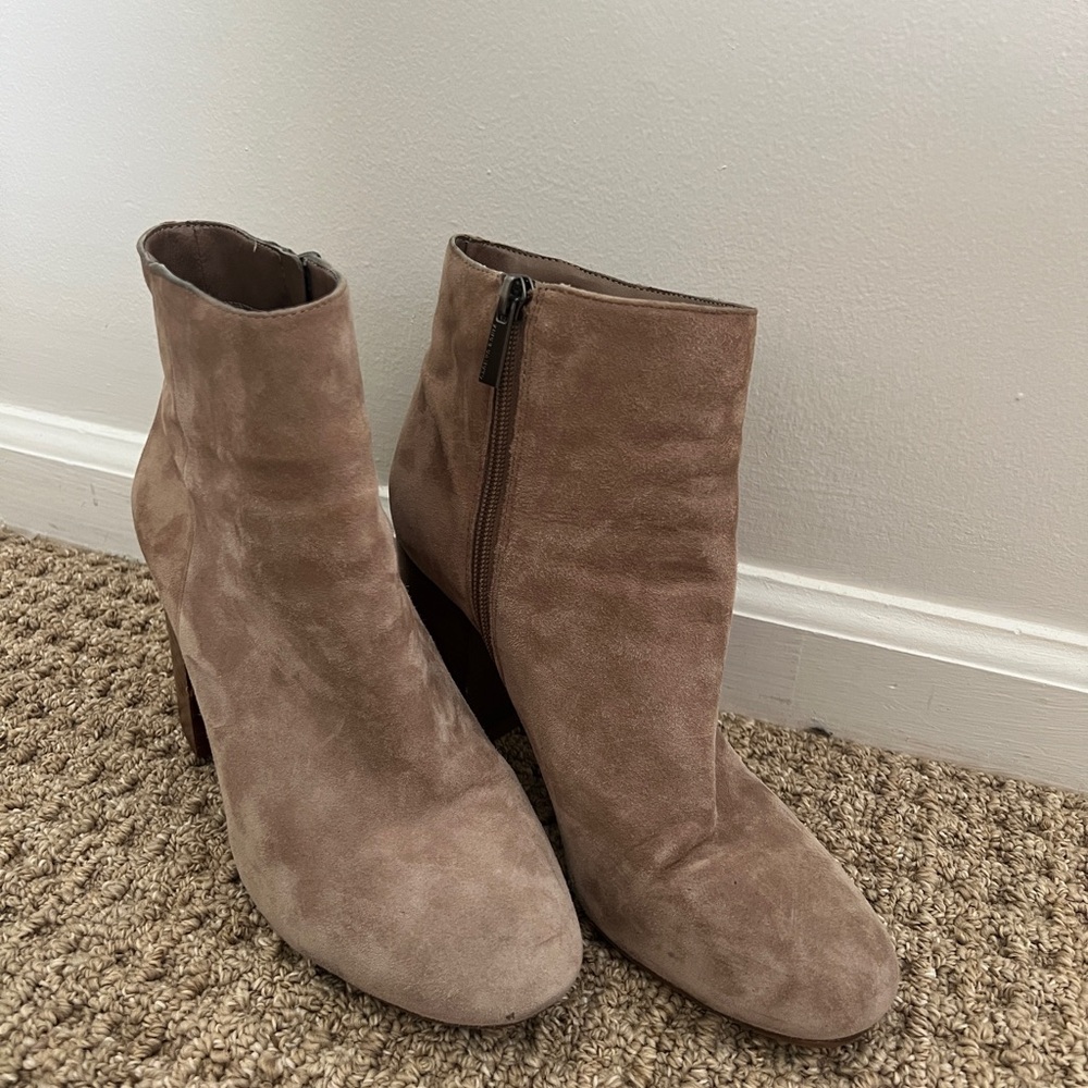 Vince Camuto Women's Tan Suede Ankle Boots size 9.5